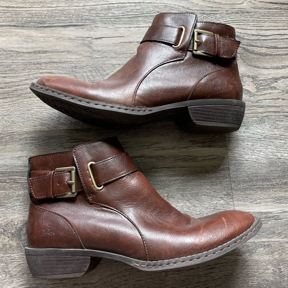 B.o.c. Women’s Brown zip u Booties, size 8.5